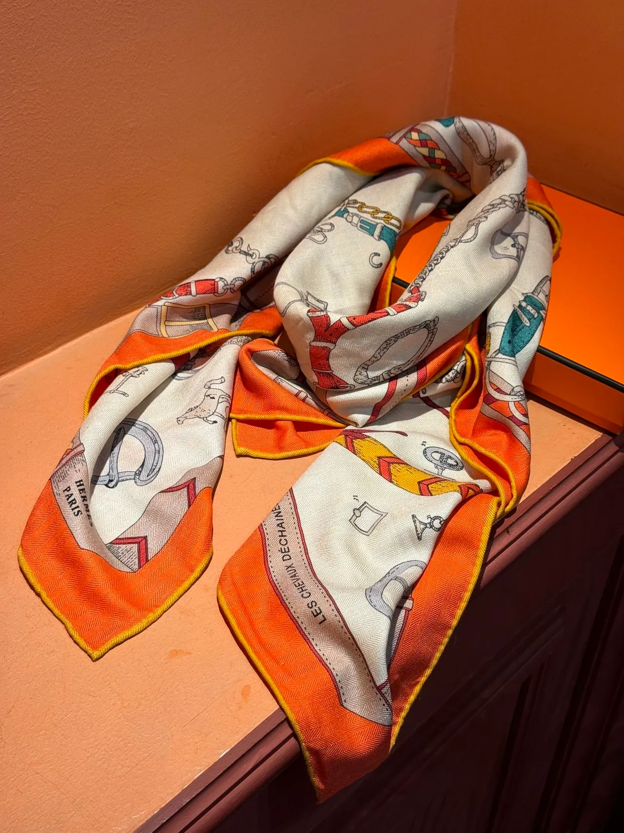 Hermès Les Déchaînés Écharpe de soie crème et orange 8