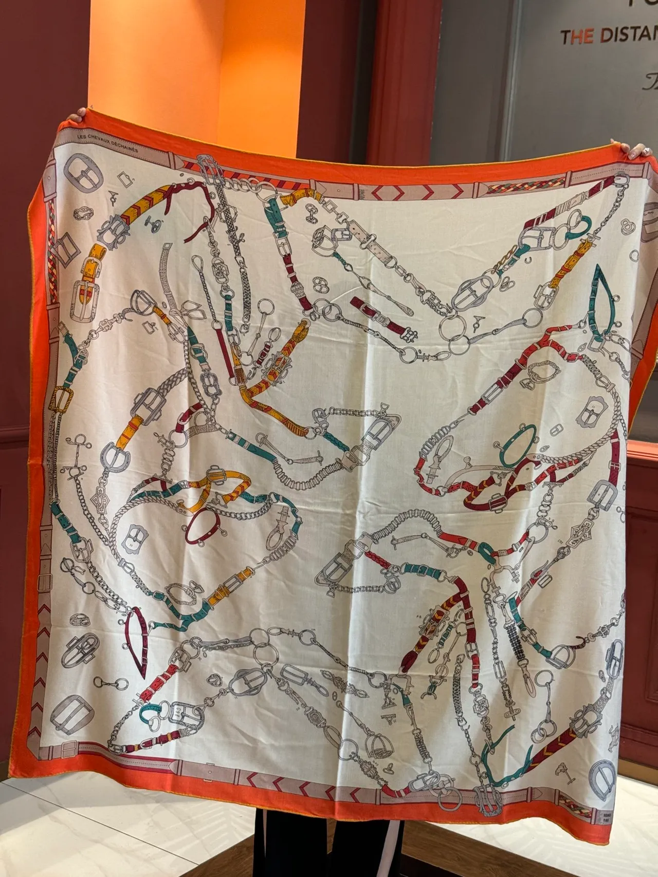 Hermès Les Déchaînés Écharpe de soie crème et orange 9