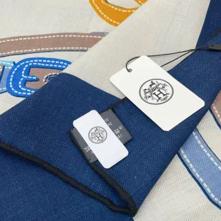 Hermès নেভি বেইজ হেরিংবোন উইভ গ্রাফিক স্টিচড-আউটলাইন মোটিফস সিল্ক স্কার্ফ