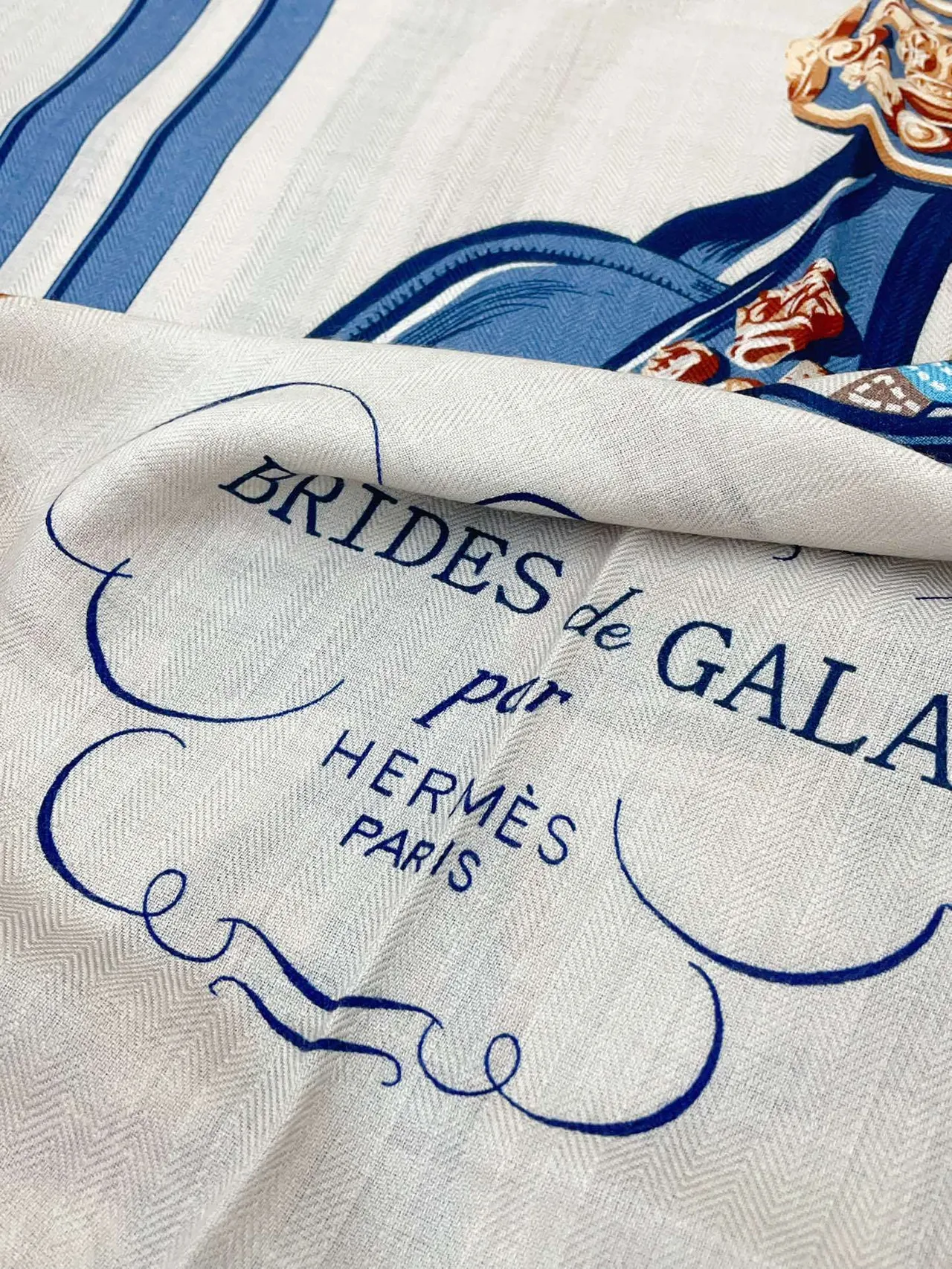Hermès Marine Beige Tissage Herringbone Motifs Graphiques à Contours Cousus Écharpe de Soie 9
