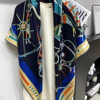 Hermès नेवी बहुरंगी घुड़सवारी मोटिफ प्रिंट दो तरफा रेशम स्कार्फ