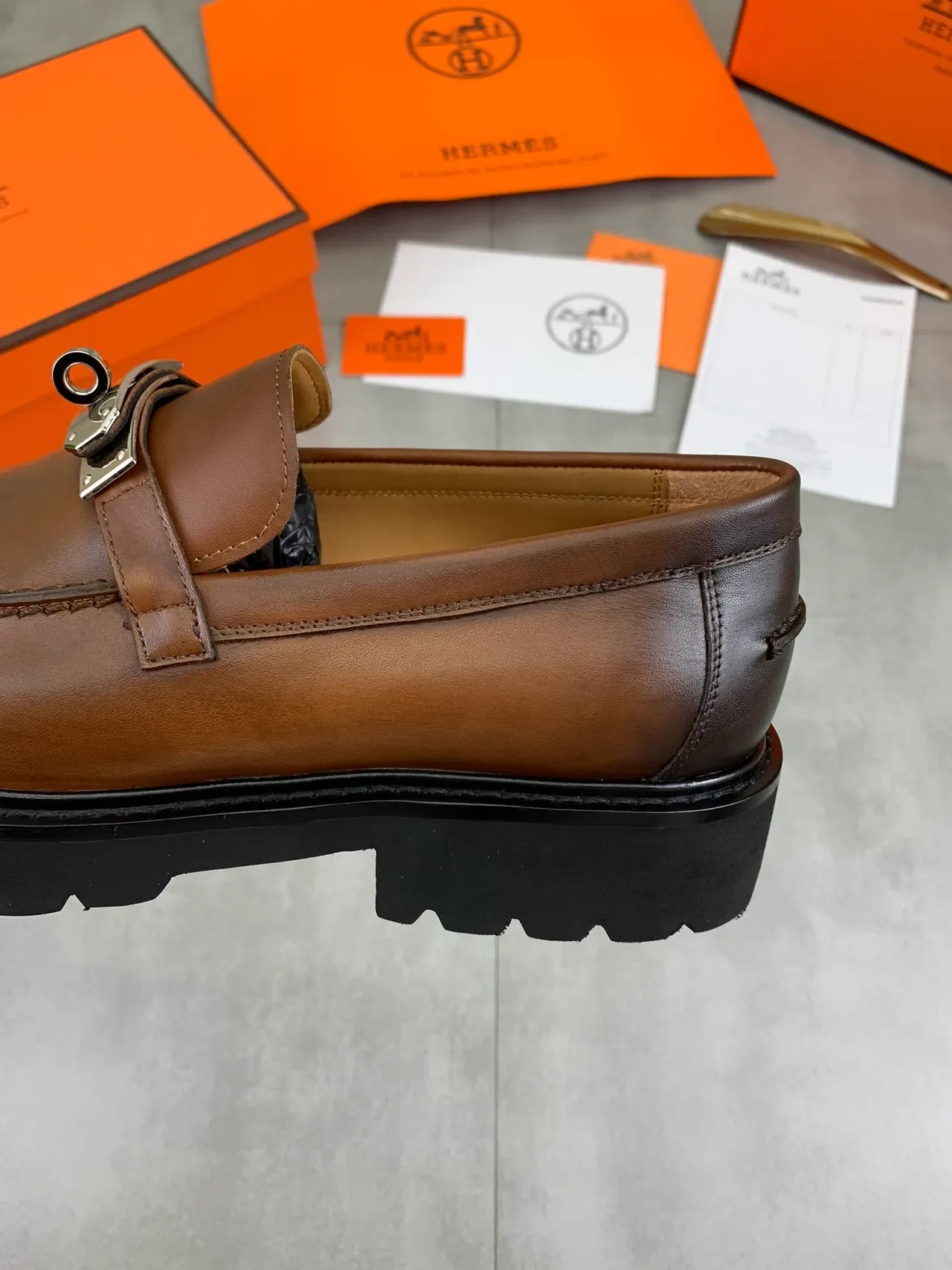 Hermès Oran Mocassin Marron Noir Cuir Poli Boucle-Turn-Lock 4