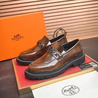 Hermès Oran Loafer Cuero patentado pulido marrón Mocasines slip-on