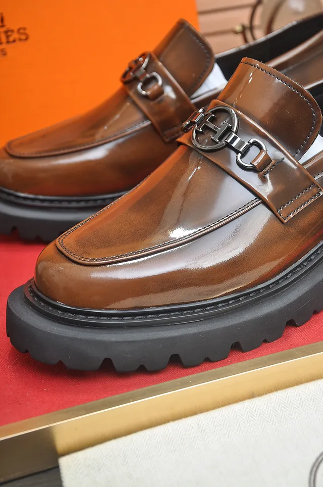 Hermès Oran Loafer Couro patentado polido marrom Mocassins slip-on 2