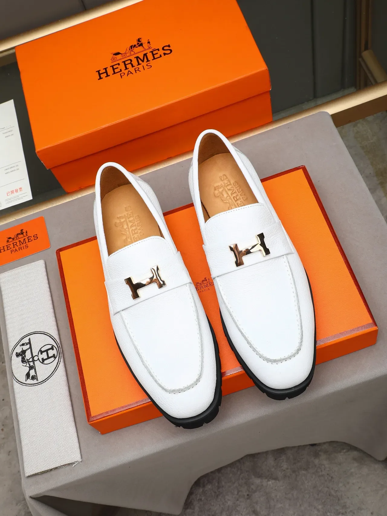 Hermès Oran Loafer Blanc Cuir Pebbled Boucle Dorée Semelle Chunky Loafer 3
