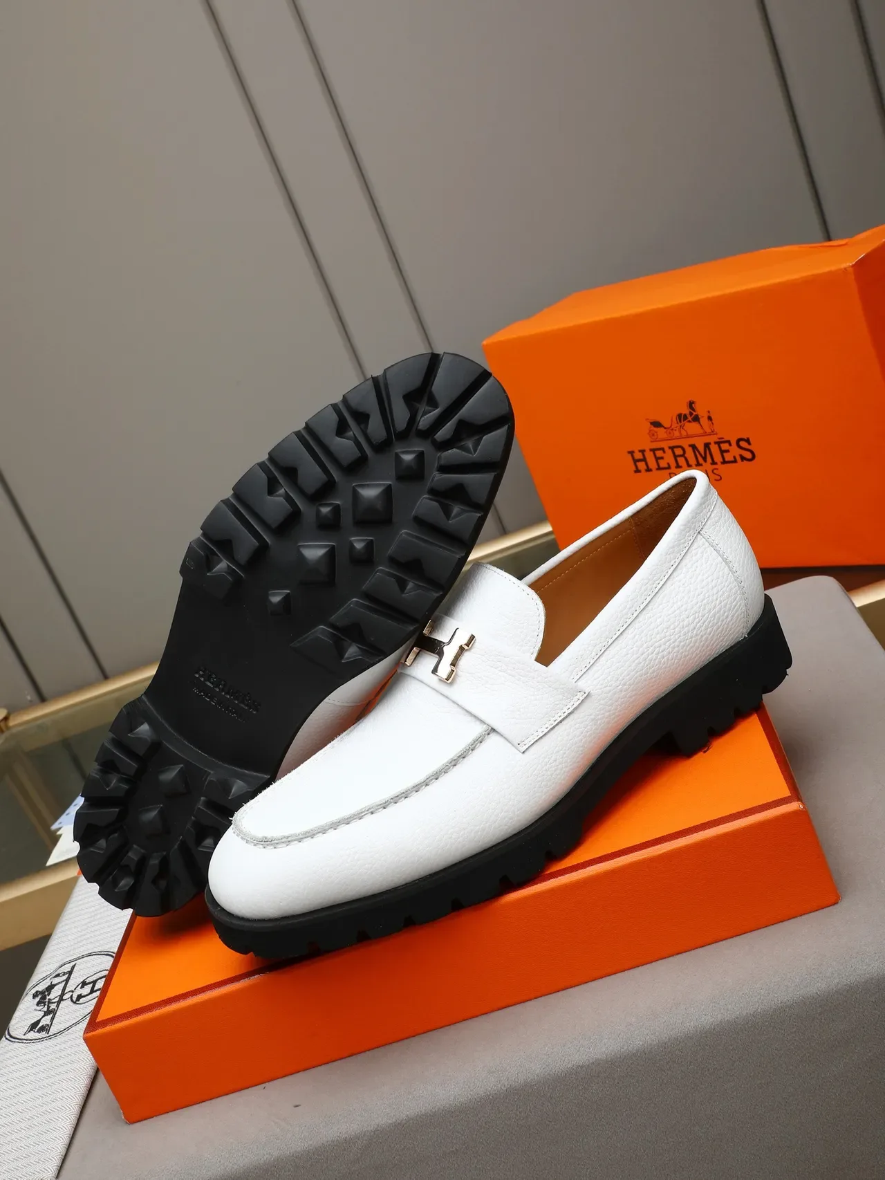 Hermès Oran Loafer Blanc Cuir Pebbled Boucle Dorée Semelle Chunky Loafer 4