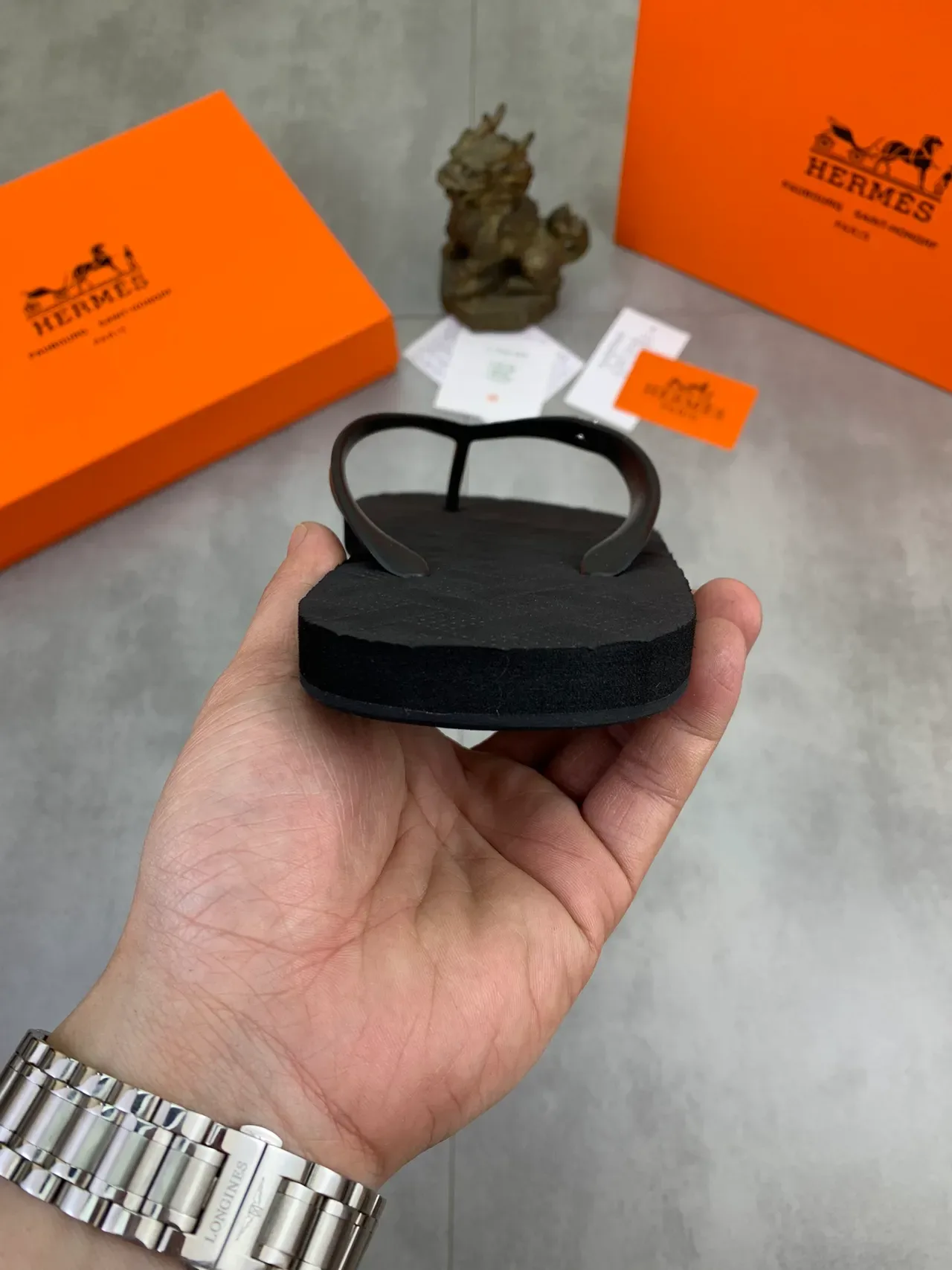 Hermès Oran Flip-Flop Orange Noir Semelle Caoutchouc Texturée 2