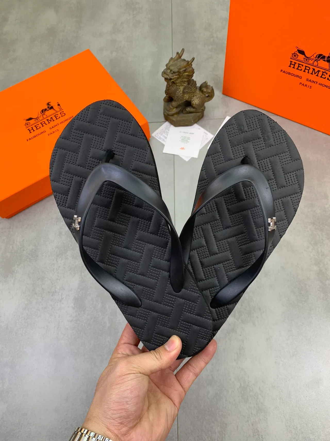 Hermès Oran Flip-Flop Orange Noir Semelle Caoutchouc Texturée 8