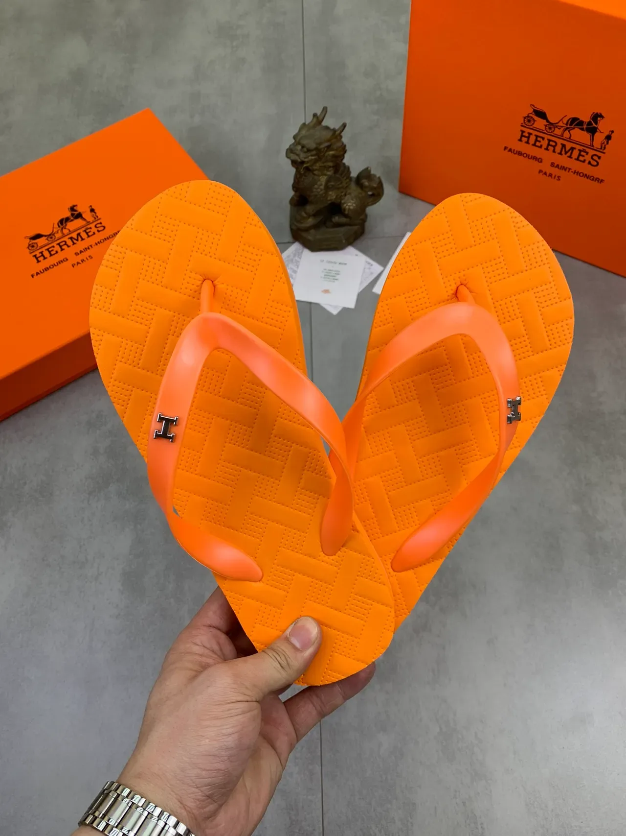 Hermès Oran Flip-Flop Orange Noir Semelle Caoutchouc Texturée 10