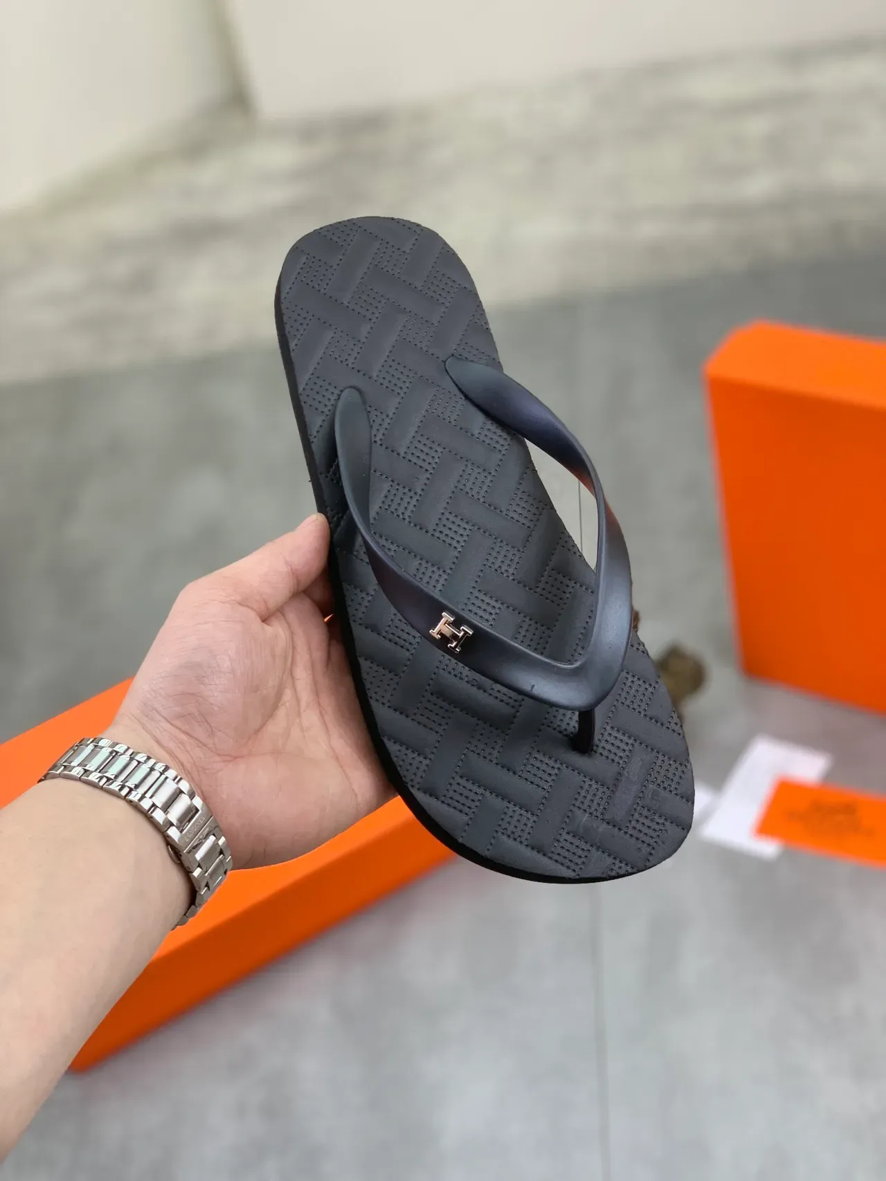 Hermès Oran Flip-Flop Orange Noir Semelle Caoutchouc Texturée 11