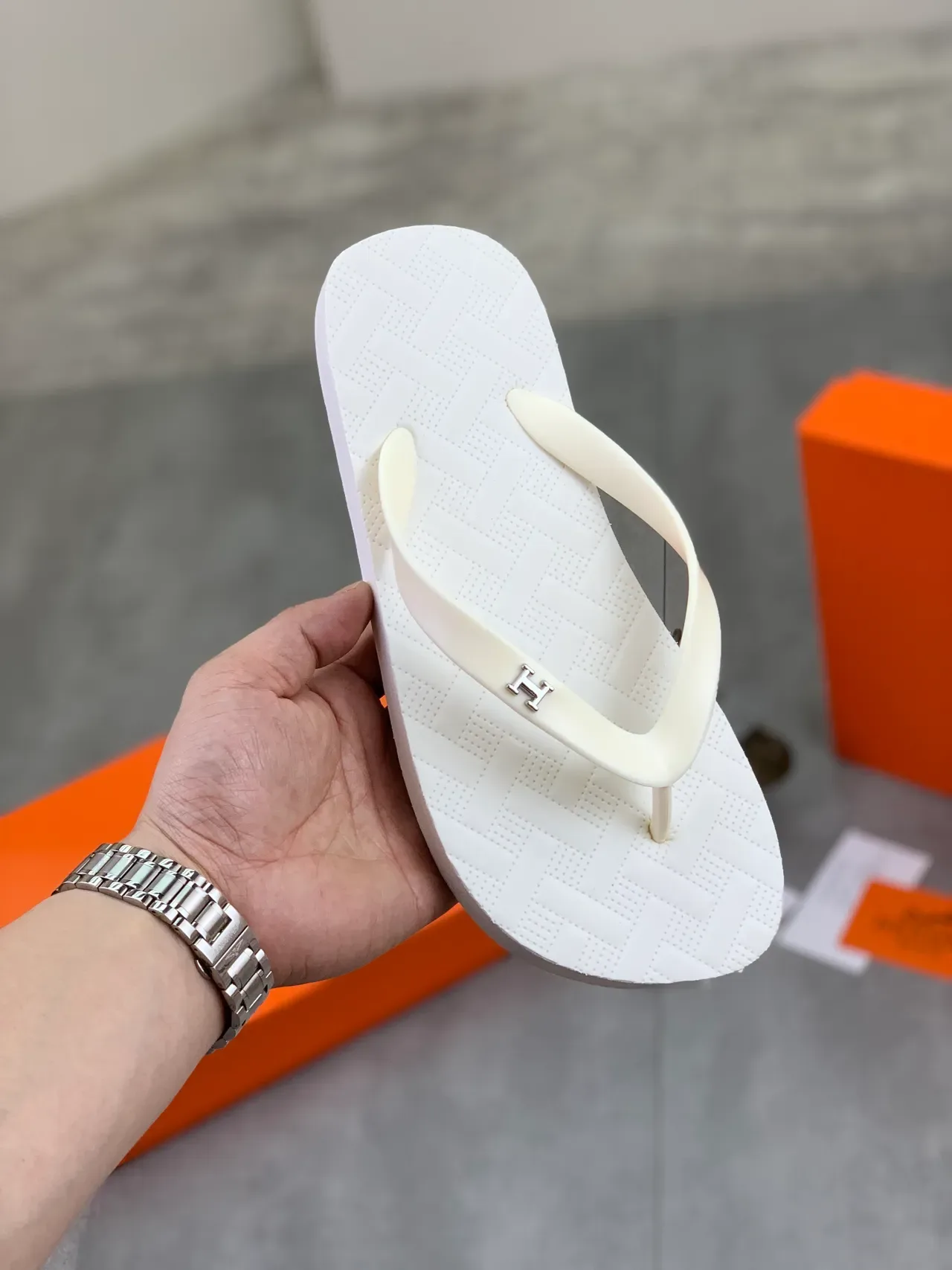 Hermès Oran Flip-Flop Orange Noir Semelle Caoutchouc Texturée 12
