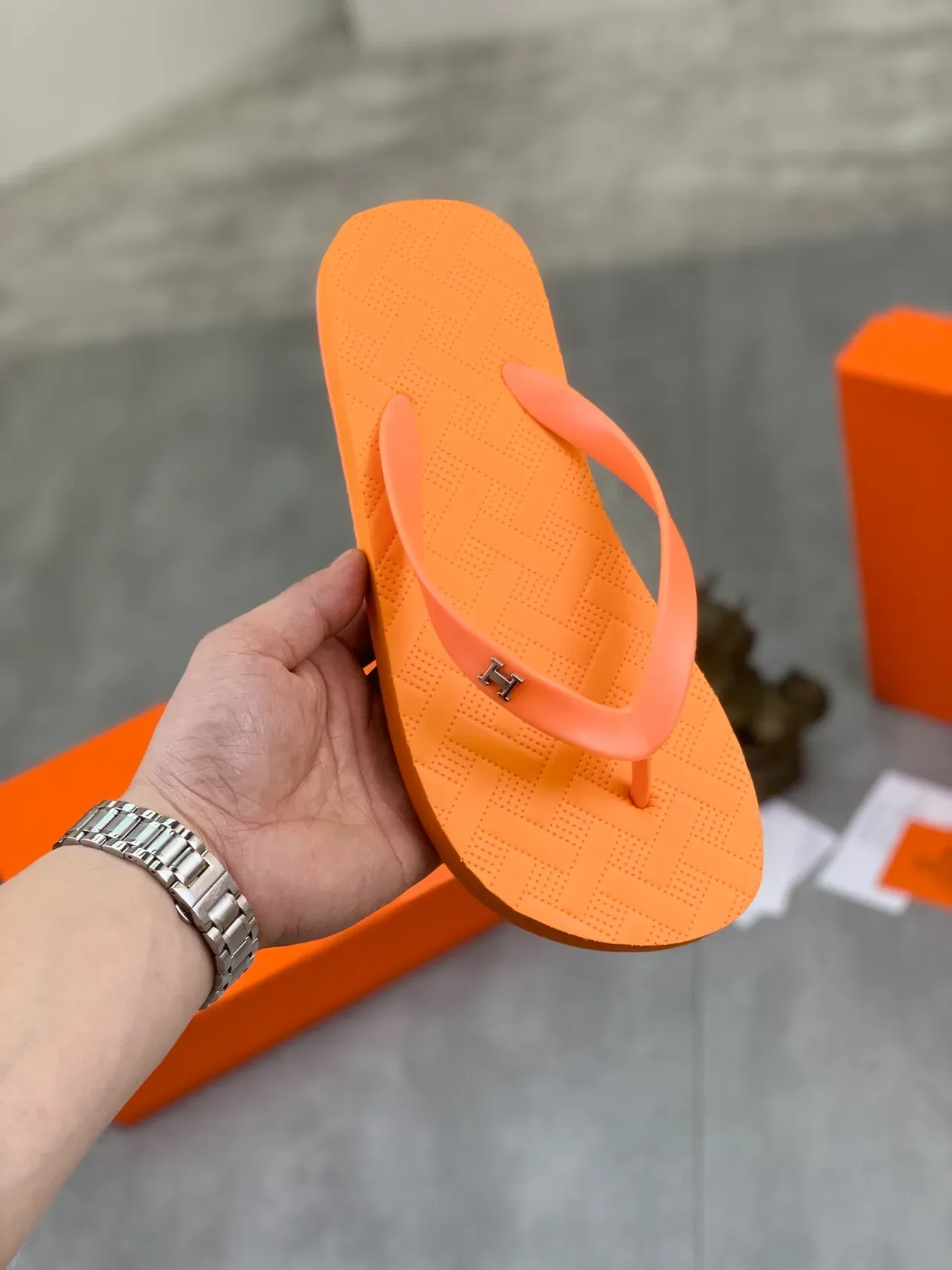 Hermès Oran Flip-Flop Orange Noir Semelle Caoutchouc Texturée 13