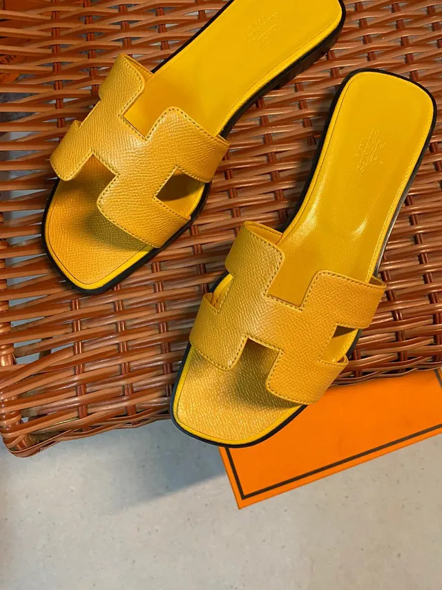 Hermès Oran Slide Sandales en cuir texturé jaune 2