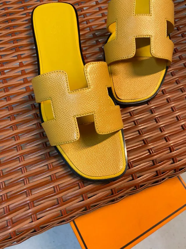 Hermès Oran Slide Sandales en cuir texturé jaune 3