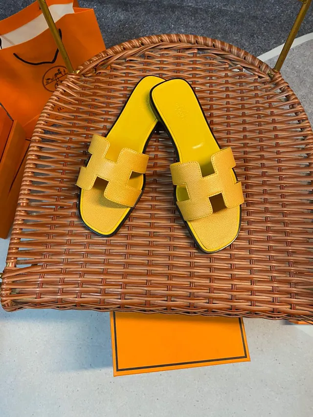 Hermès Oran Slide Sandales en cuir texturé jaune 4