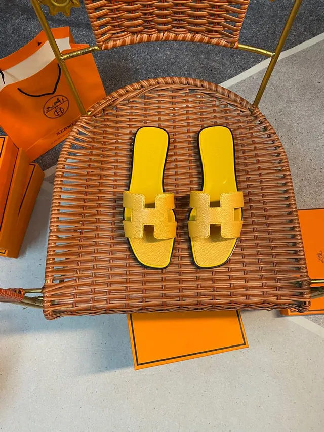 Hermès Oran Slide Sandales en cuir texturé jaune 5