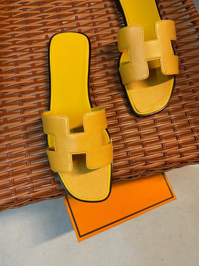 Hermès Oran Slide Sandales en cuir texturé jaune 6