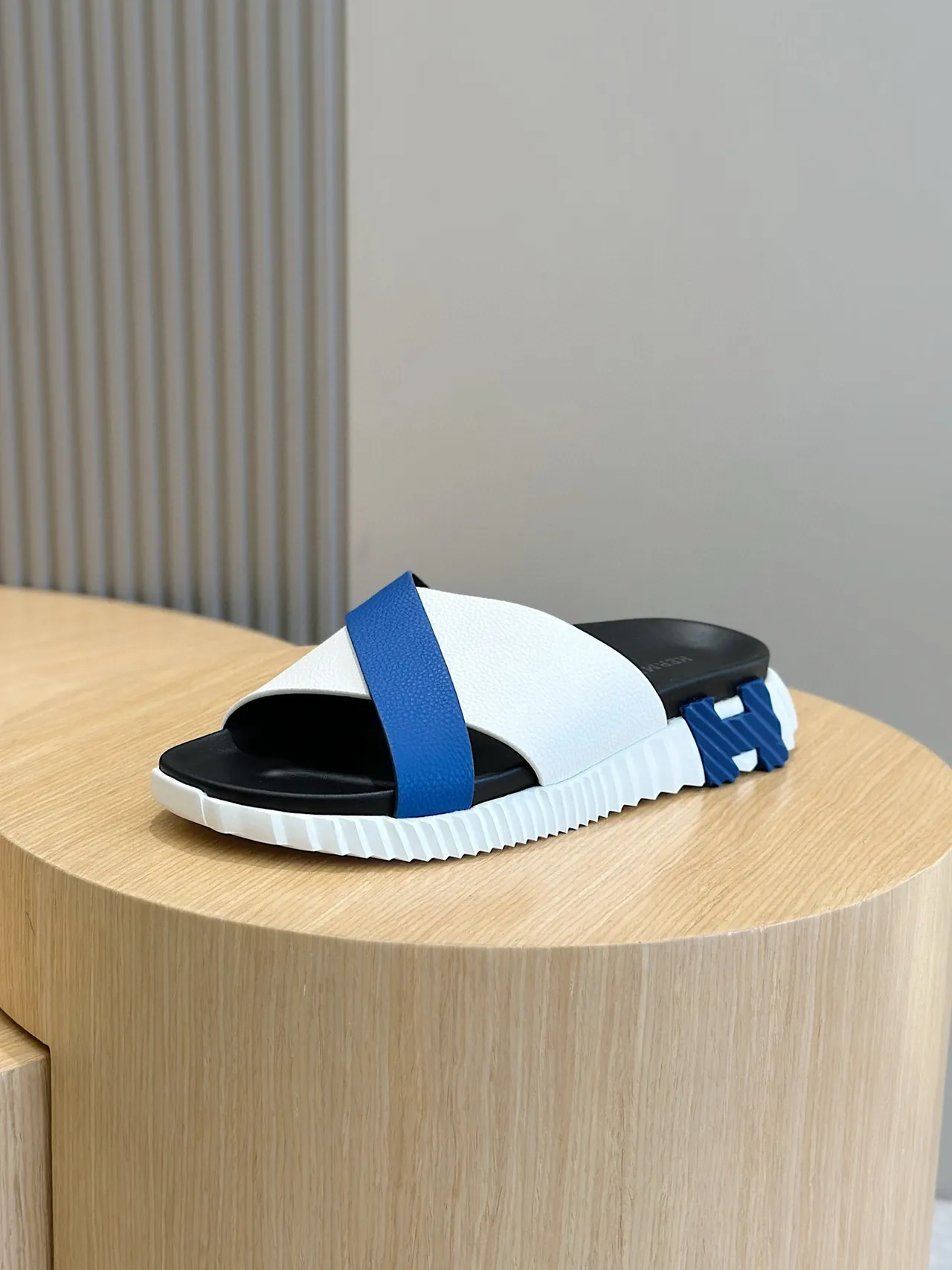 Hermès Oran Chaussons blancs bleus à brides croisées en cuir sculptées semelle ridgée 2