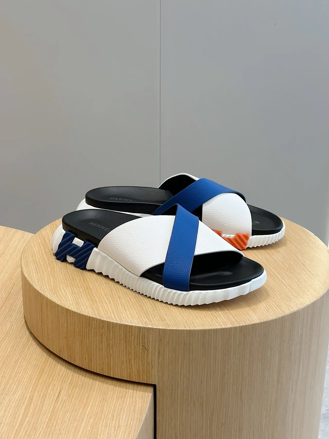 Hermès Oran Chaussons blancs bleus à brides croisées en cuir sculptées semelle ridgée 3