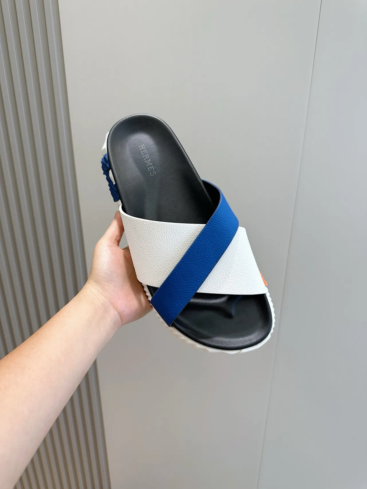 Hermès Oran Chaussons blancs bleus à brides croisées en cuir sculptées semelle ridgée 4