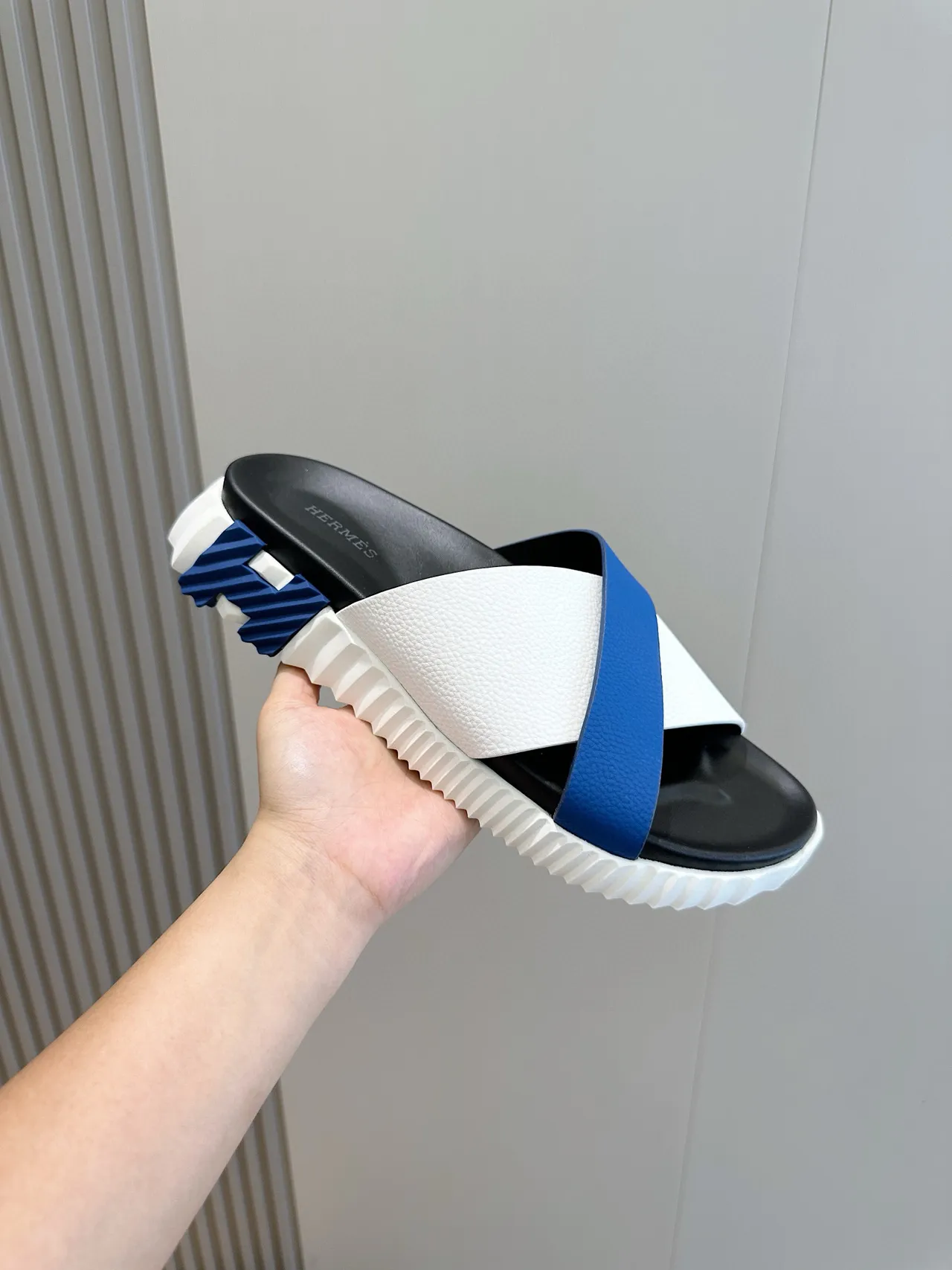 Hermès Oran Chaussons blancs bleus à brides croisées en cuir sculptées semelle ridgée 5