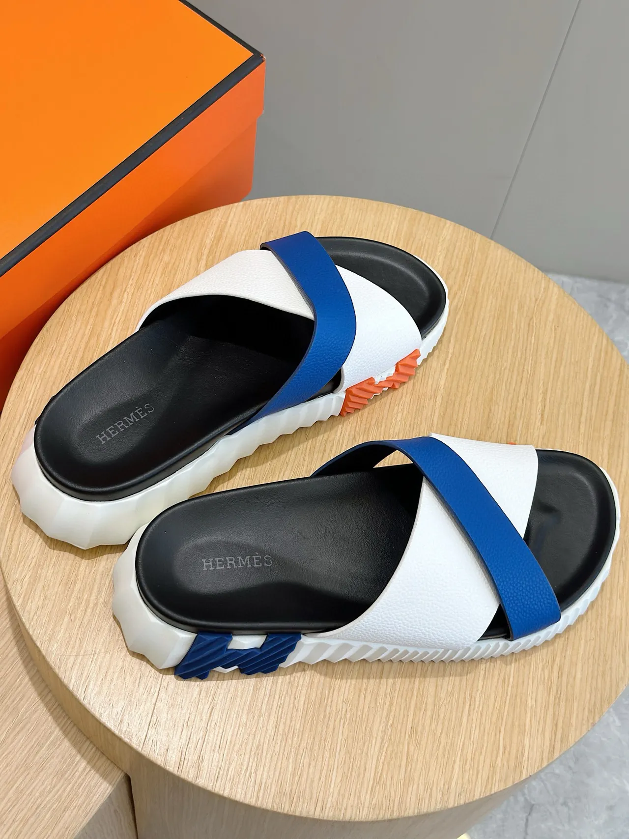 Hermès Oran Chaussons blancs bleus à brides croisées en cuir sculptées semelle ridgée 6