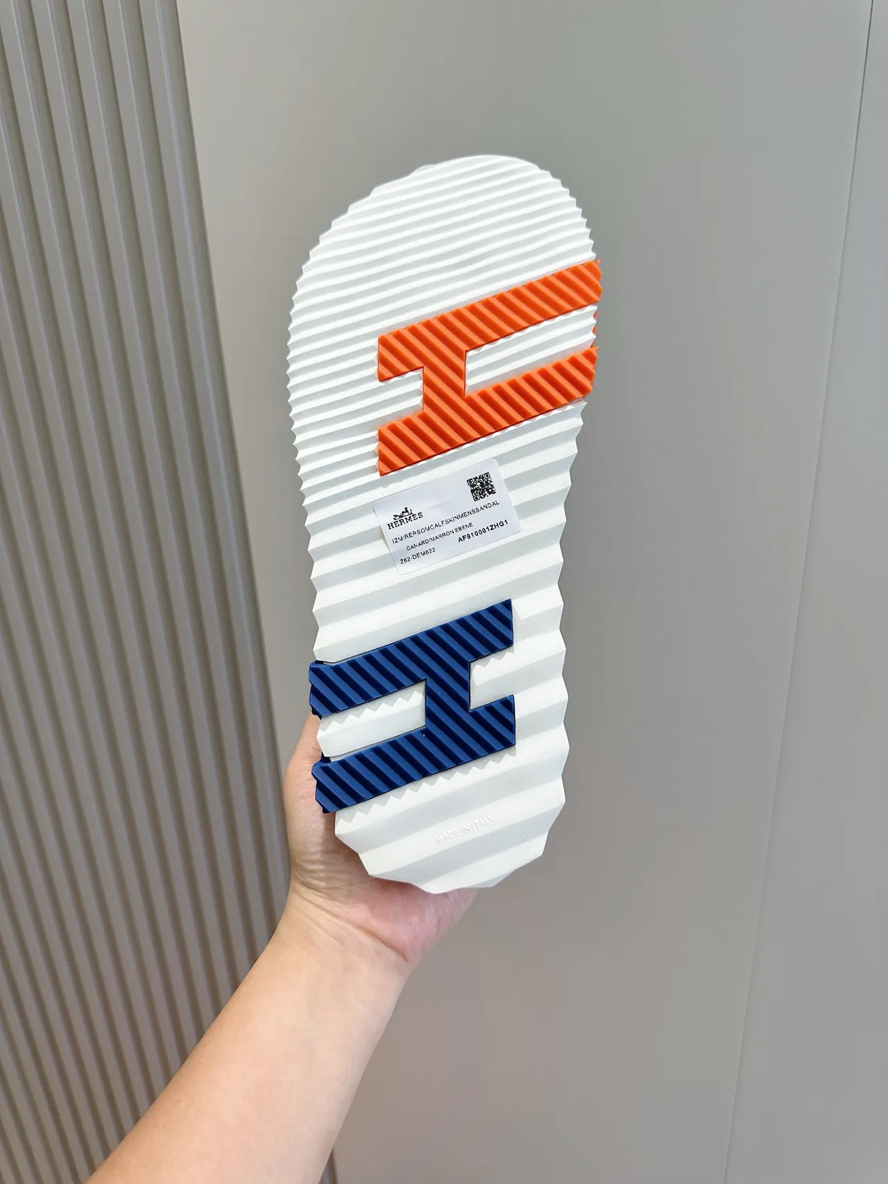 Hermès Oran Chaussons blancs bleus à brides croisées en cuir sculptées semelle ridgée 7