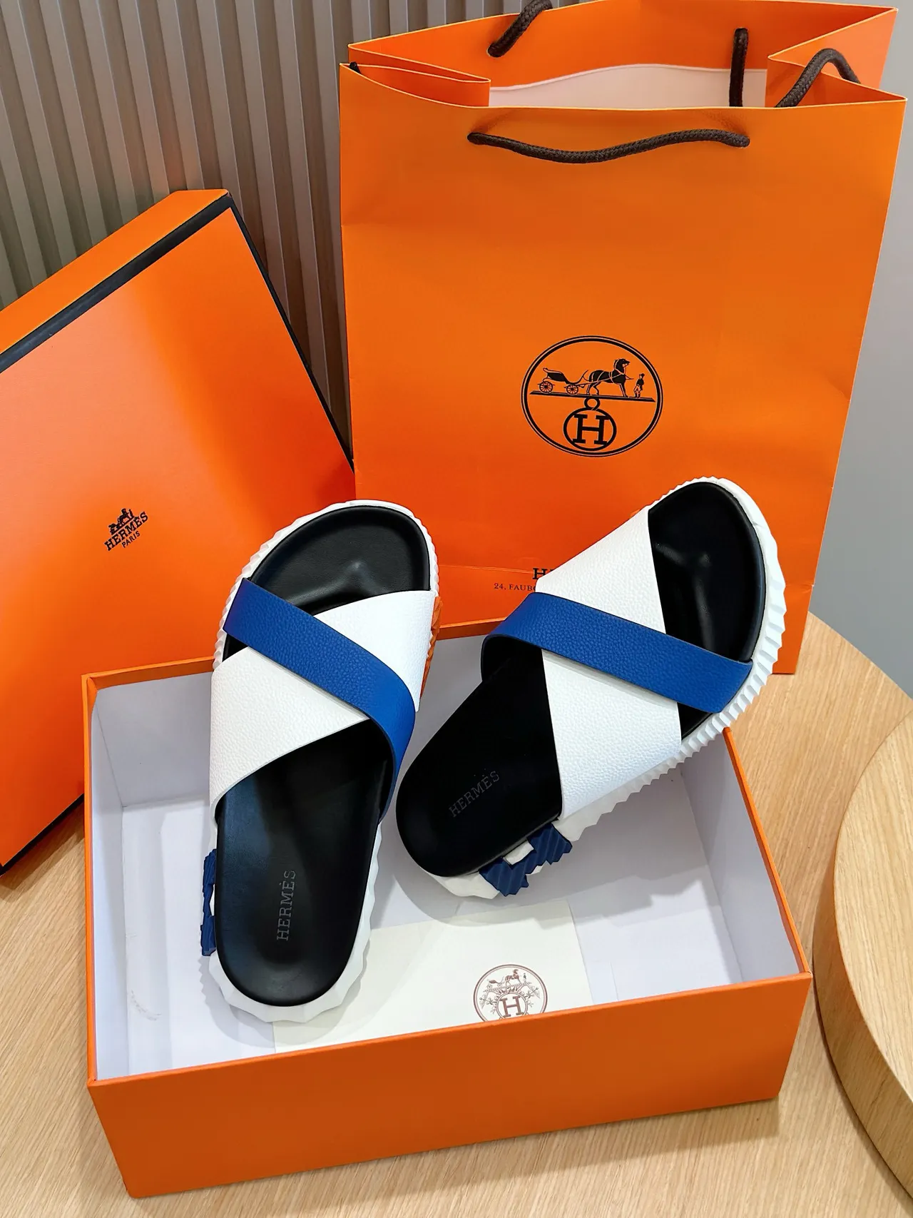 Hermès Oran Chaussons blancs bleus à brides croisées en cuir sculptées semelle ridgée 8