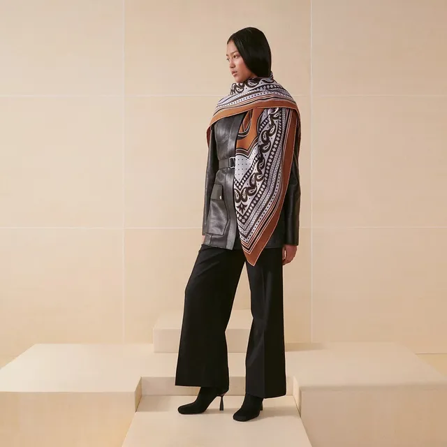 Hermès Écharpe de Soie à Motif Folié avec Bordure Géométrique en Orange et Noir 3