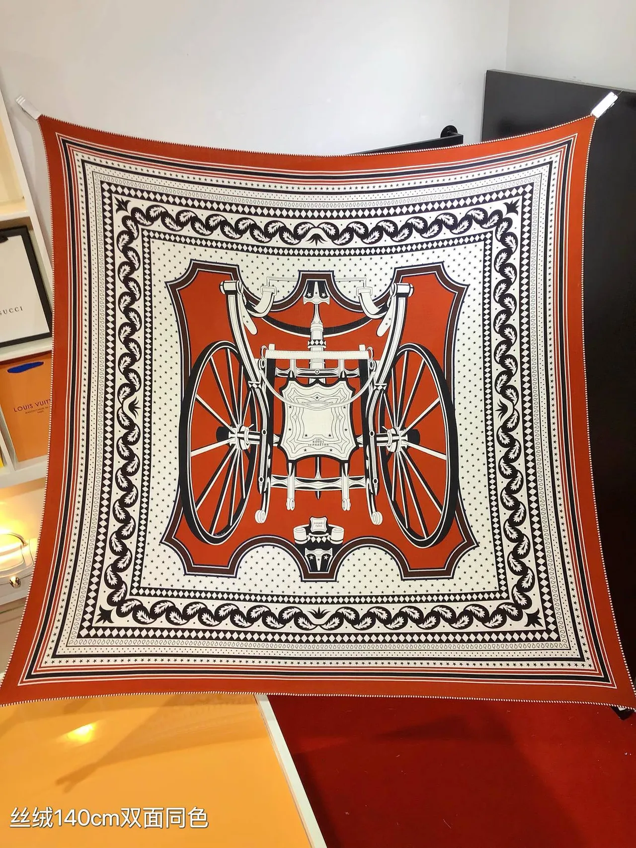 Hermès Écharpe de Soie à Motif Folié avec Bordure Géométrique en Orange et Noir 5