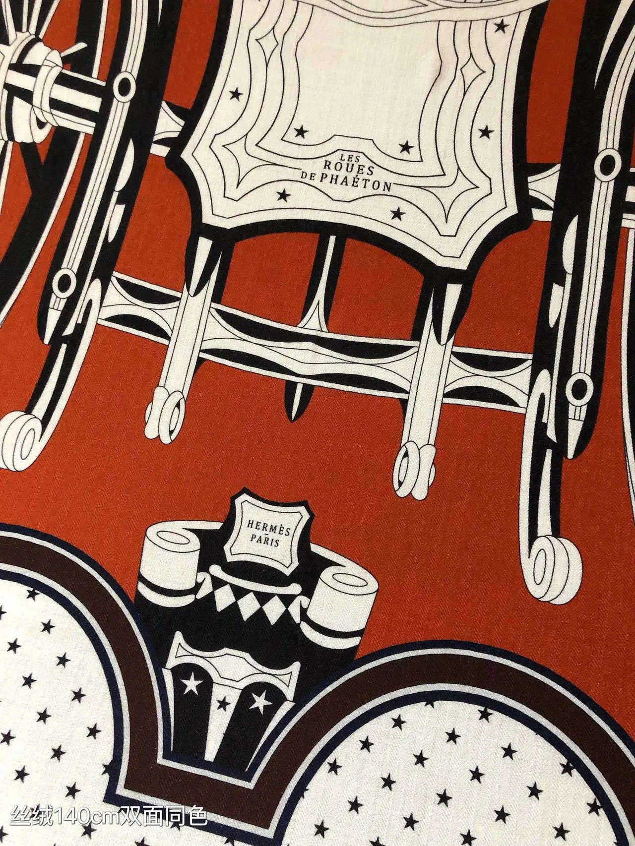 Hermès Écharpe de Soie à Motif Folié avec Bordure Géométrique en Orange et Noir 6