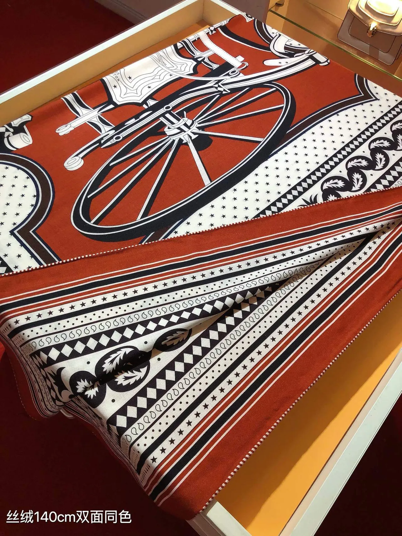 Hermès Écharpe de Soie à Motif Folié avec Bordure Géométrique en Orange et Noir 7