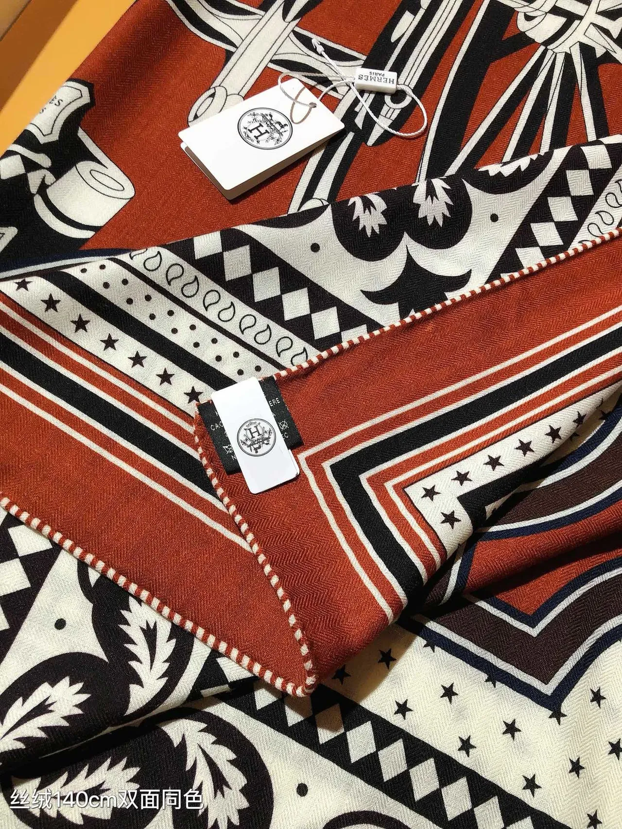 Hermès Écharpe de Soie à Motif Folié avec Bordure Géométrique en Orange et Noir 8