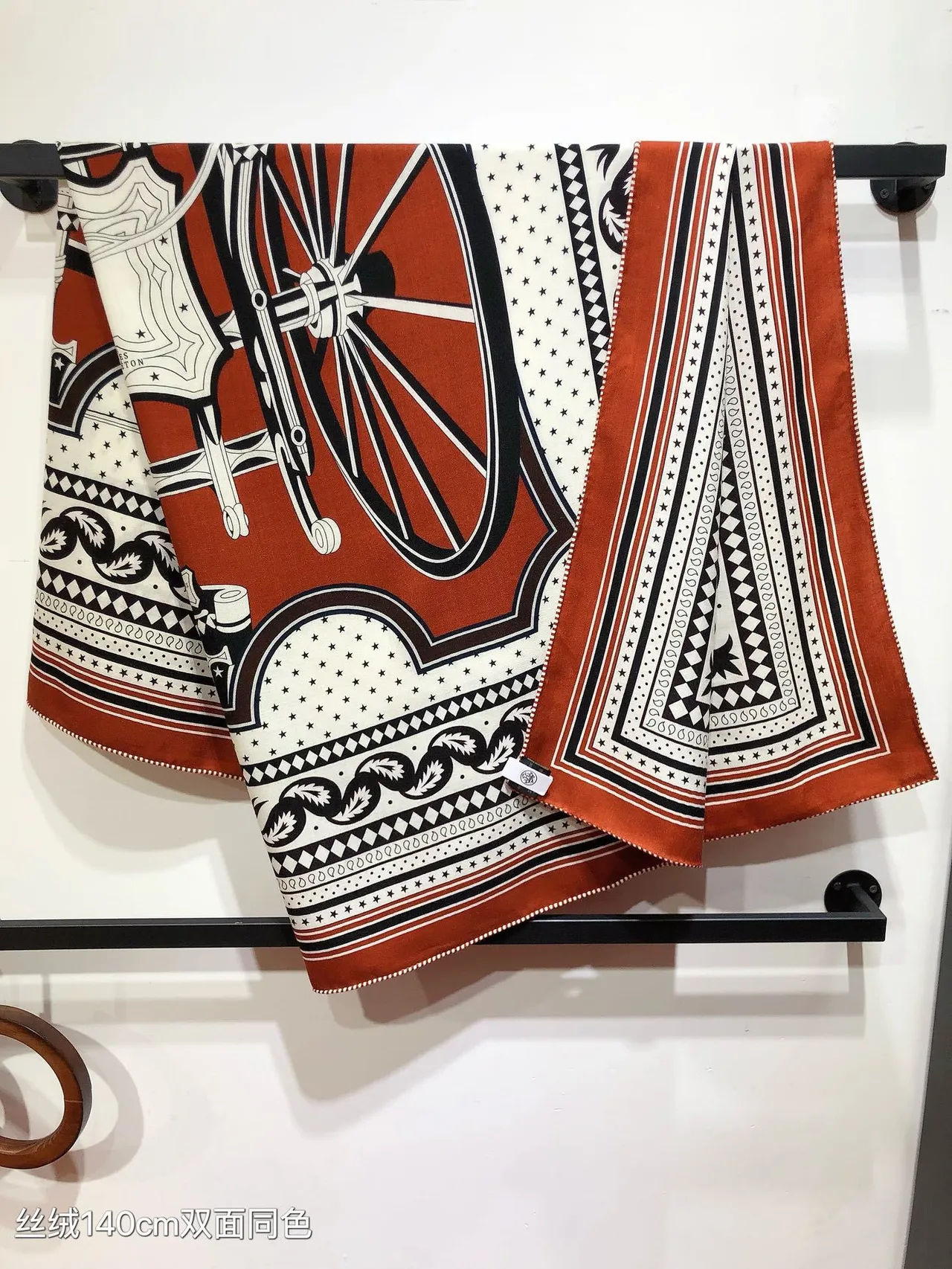 Hermès Écharpe de Soie à Motif Folié avec Bordure Géométrique en Orange et Noir 9