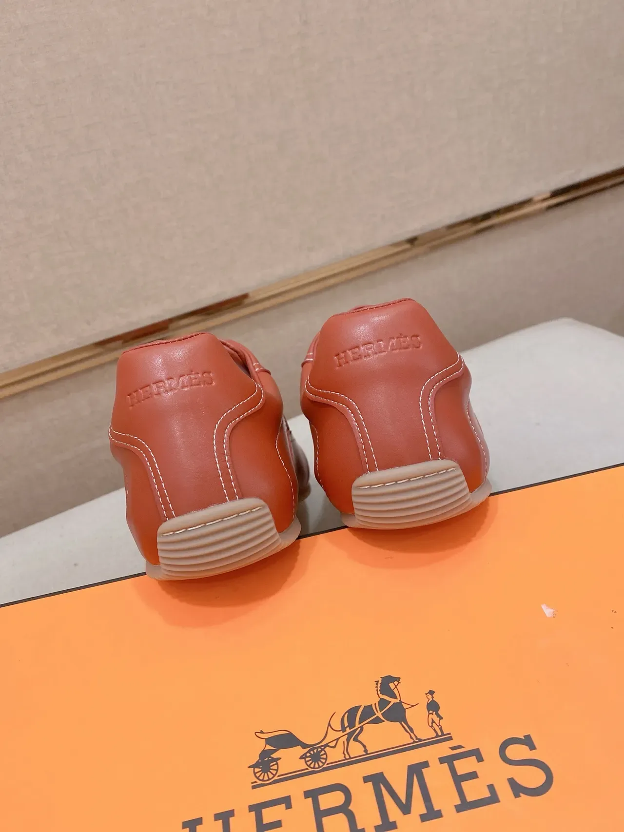 Hermès Orange et Blanc Cuir Lisse Empeigne Logo H Cousu Sneakers Lifestyle 3
