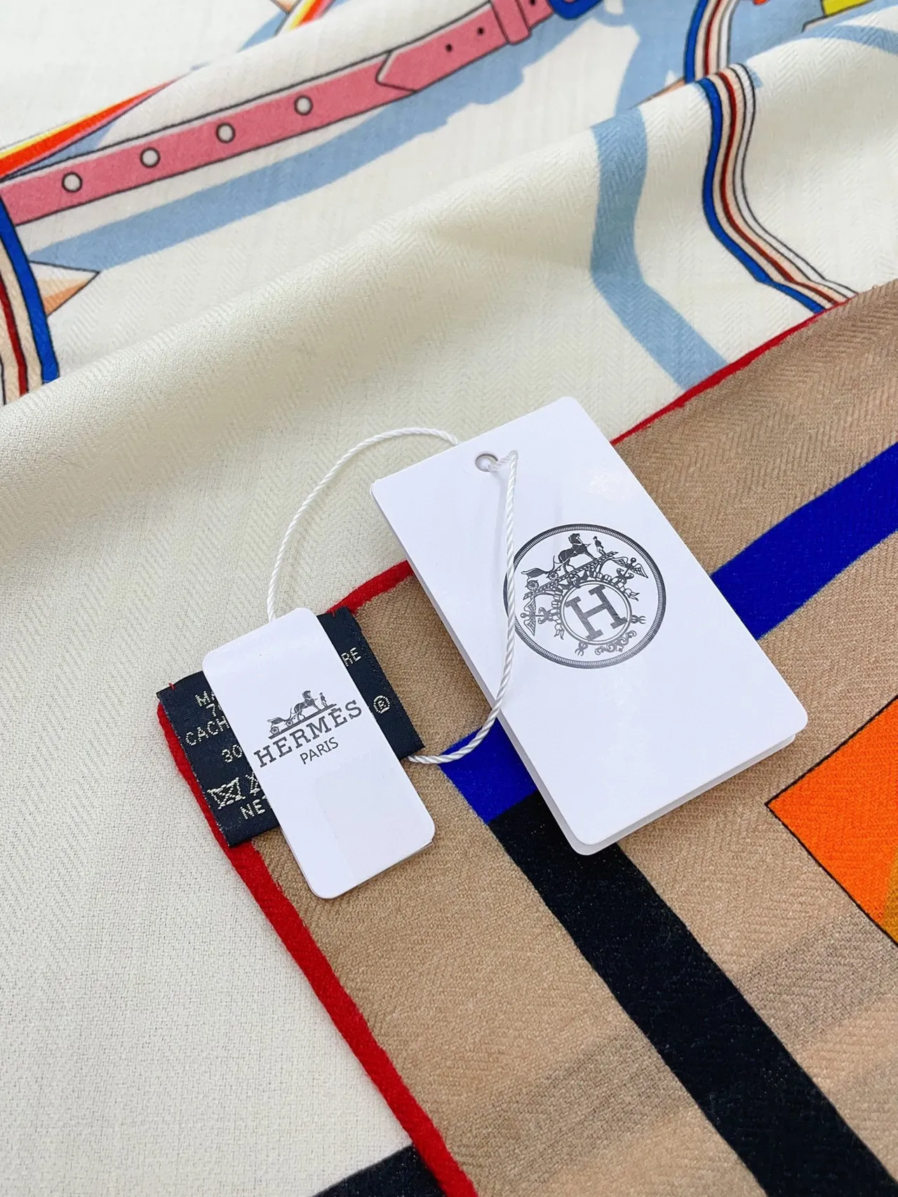 Hermès motivo gráfico impresso creme multicolor lenço de seda 1