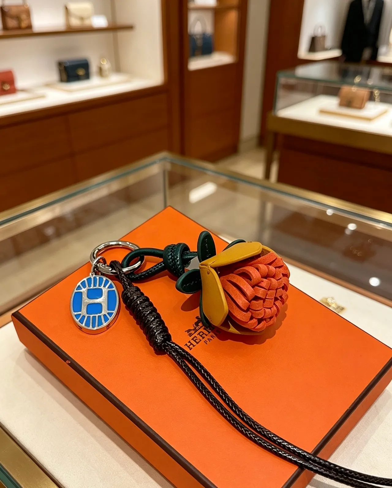 Hermès Rodeo Charm Naranja Negro Cuero Trenzado Flor Bolso Abierto Superior 6