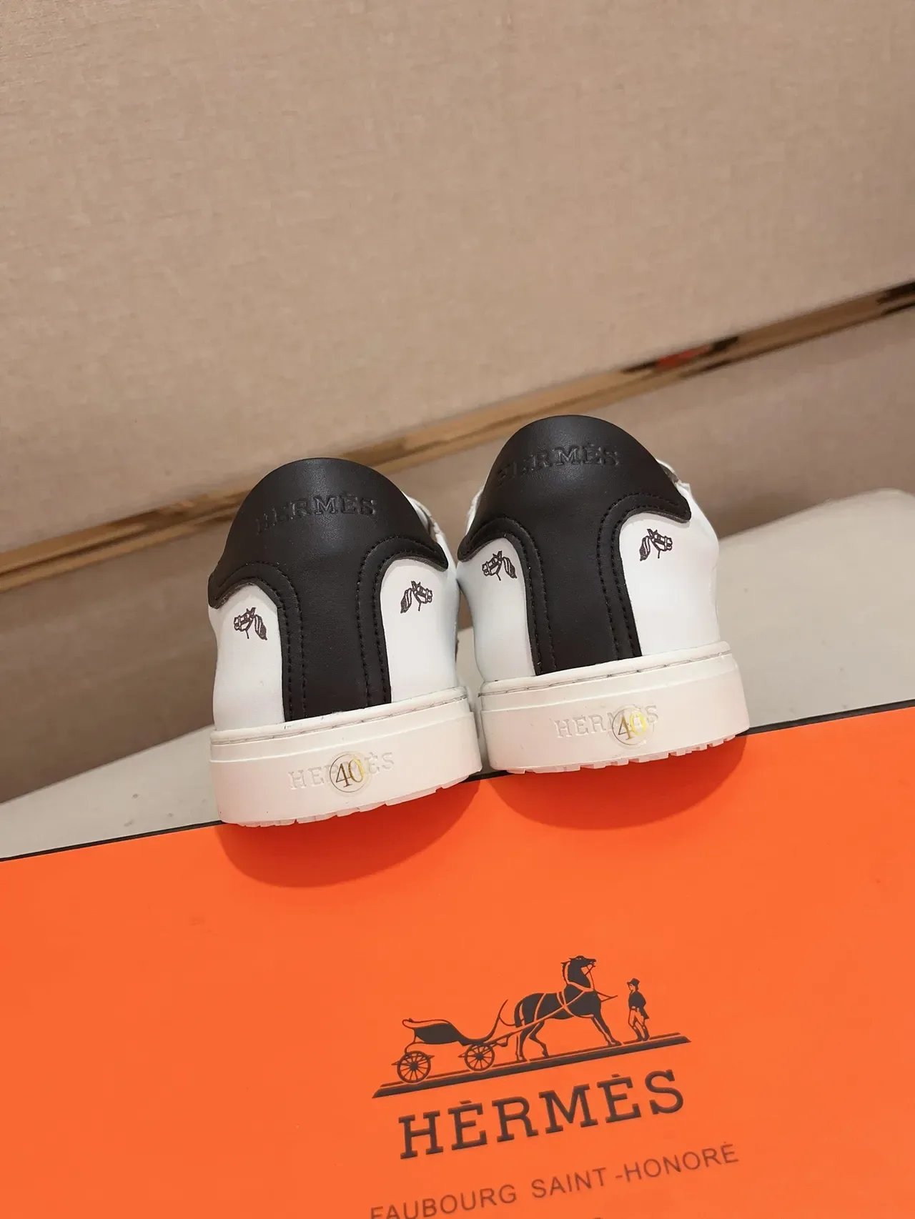 Hermès Sneakers Lifestyle en Cuir Blanc Motif Équestre Low-Top 3
