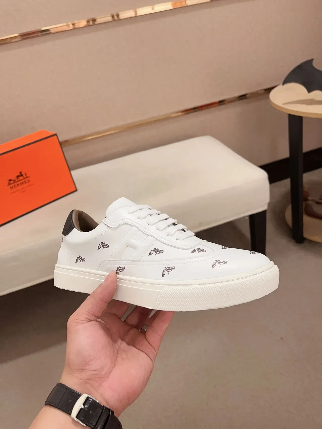 Hermès Sneakers Lifestyle en Cuir Blanc Motif Équestre Low-Top 4