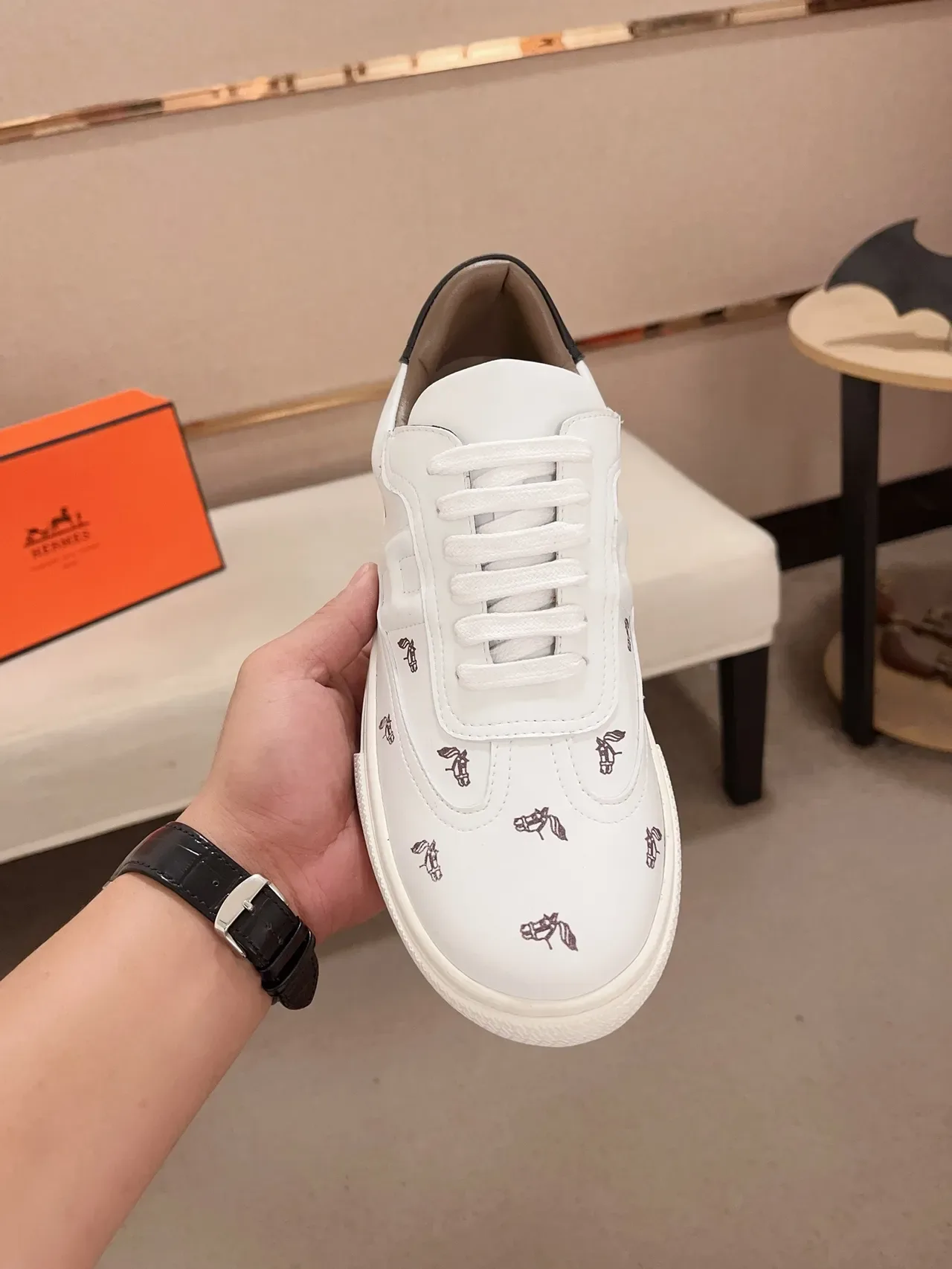 Hermès Sneakers Lifestyle en Cuir Blanc Motif Équestre Low-Top 5