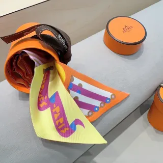 Hermès पीला नारंगी प्रिंटेड जीवंत बहुरंगी रेशम स्कार्फ