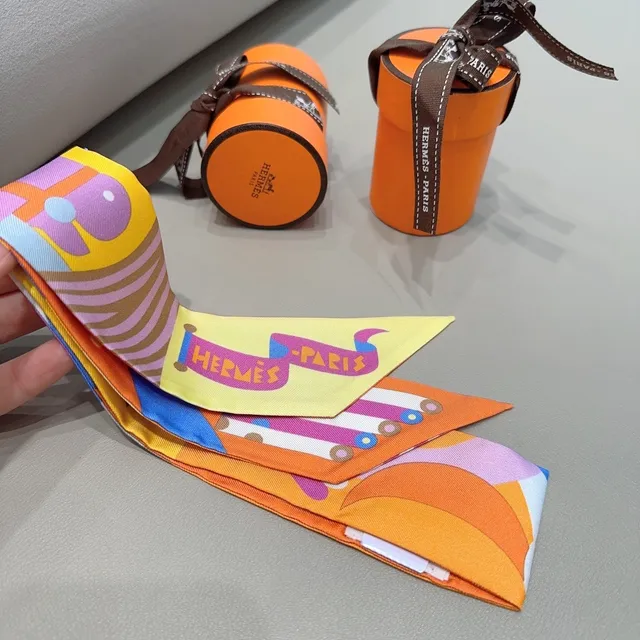 Hermès Pañuelo de Seda Amarillo Naranja Impreso Vibrante Multicolor 4