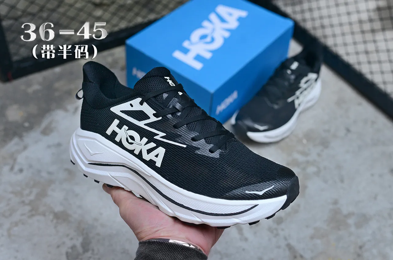 Hoka Preto Branco Parte superior de malha engenheirada Espessa Esculpida Sola média Tênis de corrida 3