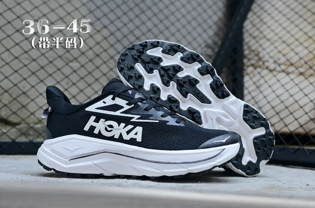 Hoka Preto Branco Parte superior de malha engenheirada Espessa Esculpida Sola média Tênis de corrida 7