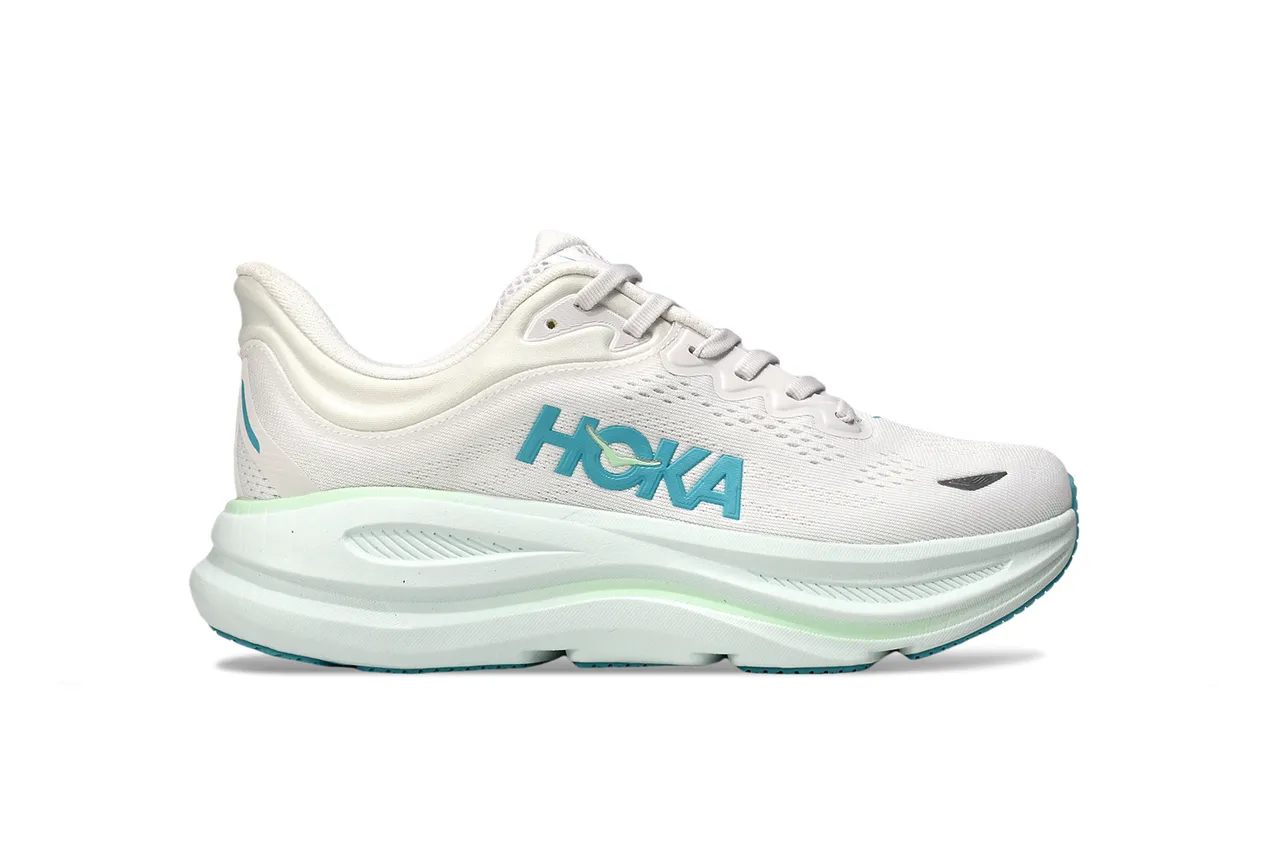 Hoka Tênis de corrida brancos e azuis com parte superior de malha engenheirada, sola intermediária grossa multicamadas 2