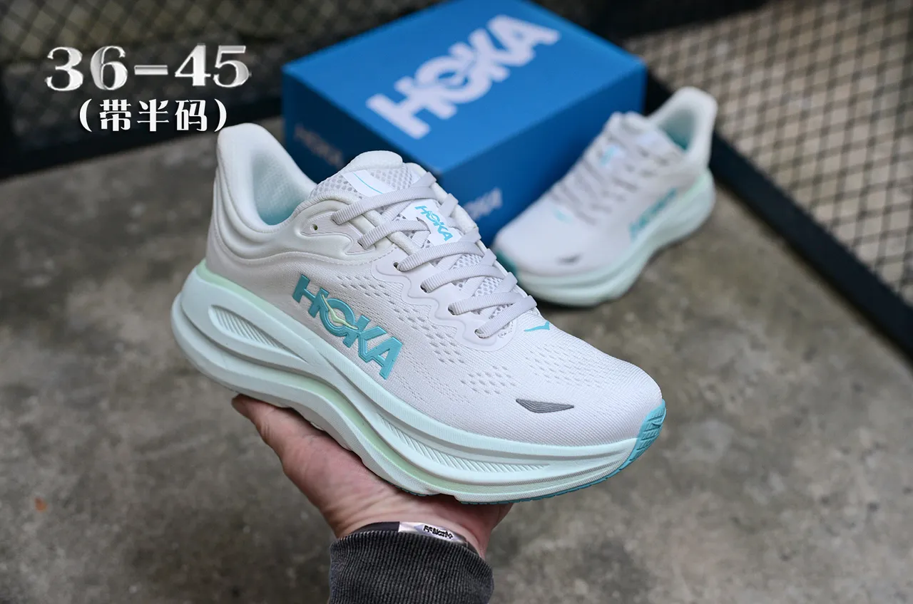 Hoka Tênis de corrida brancos e azuis com parte superior de malha engenheirada, sola intermediária grossa multicamadas 3