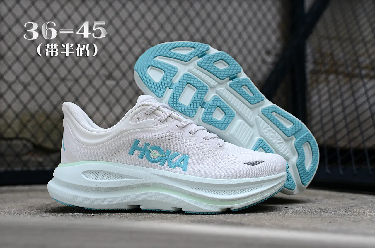 Hoka Tênis de corrida brancos e azuis com parte superior de malha engenheirada, sola intermediária grossa multicamadas 7