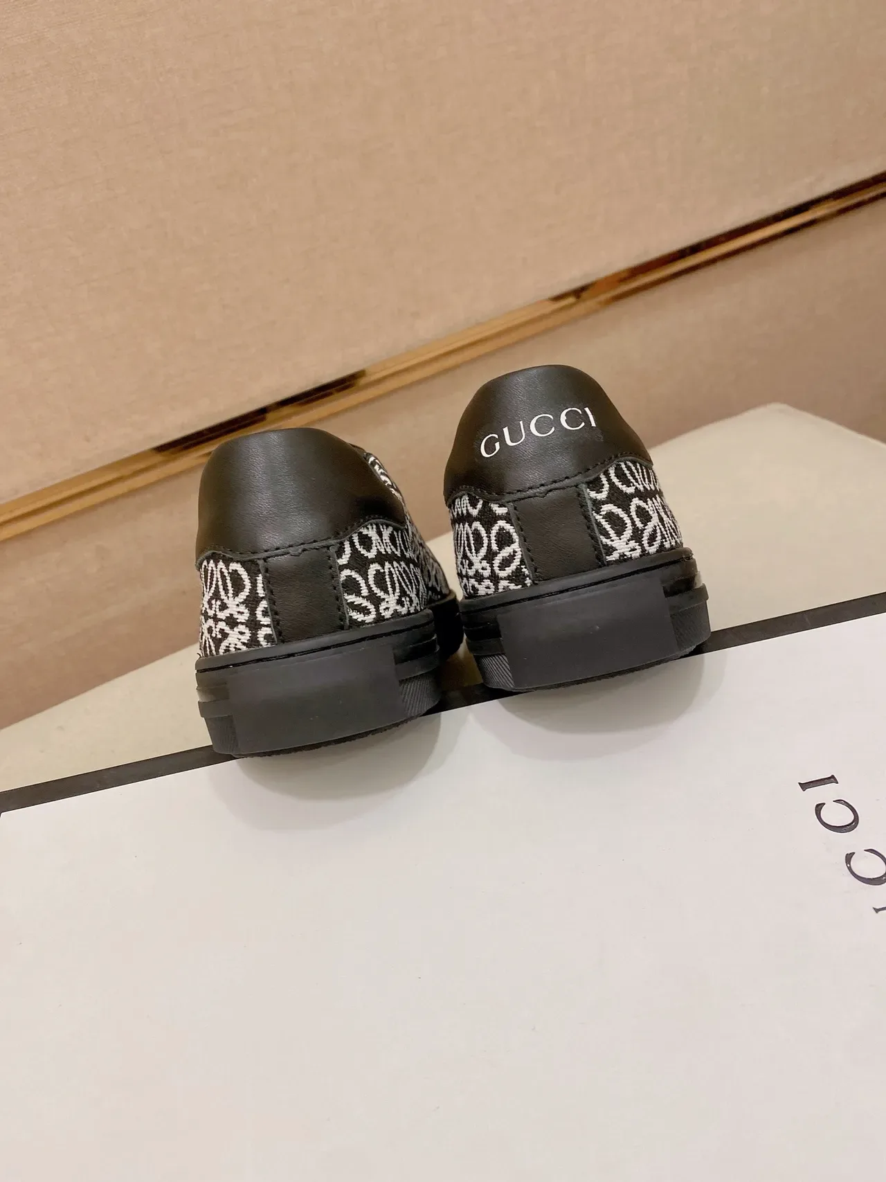 Loewe Flow Runner Black and White Anagram Print حذاء أسلوب حياة 3