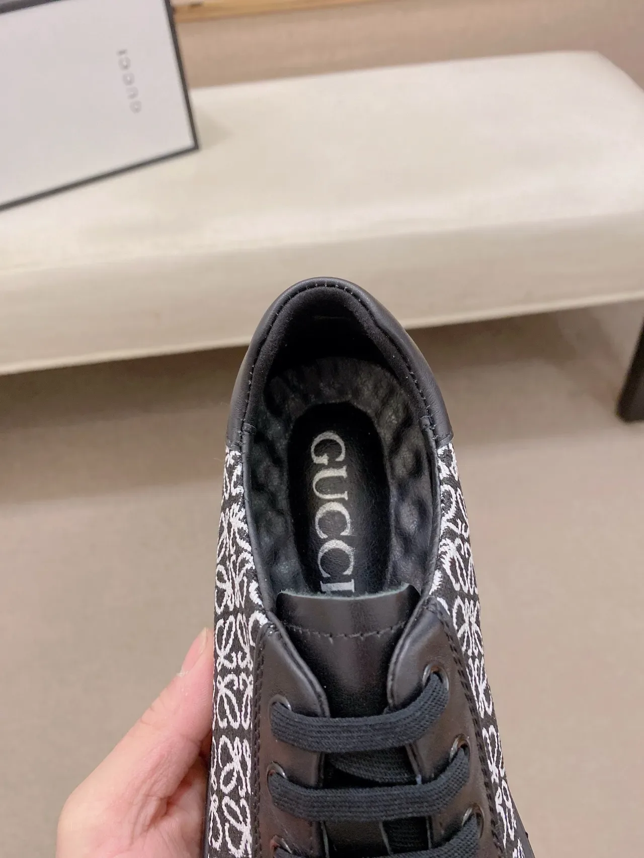 Loewe Flow Runner Black and White Anagram Print حذاء أسلوب حياة 4