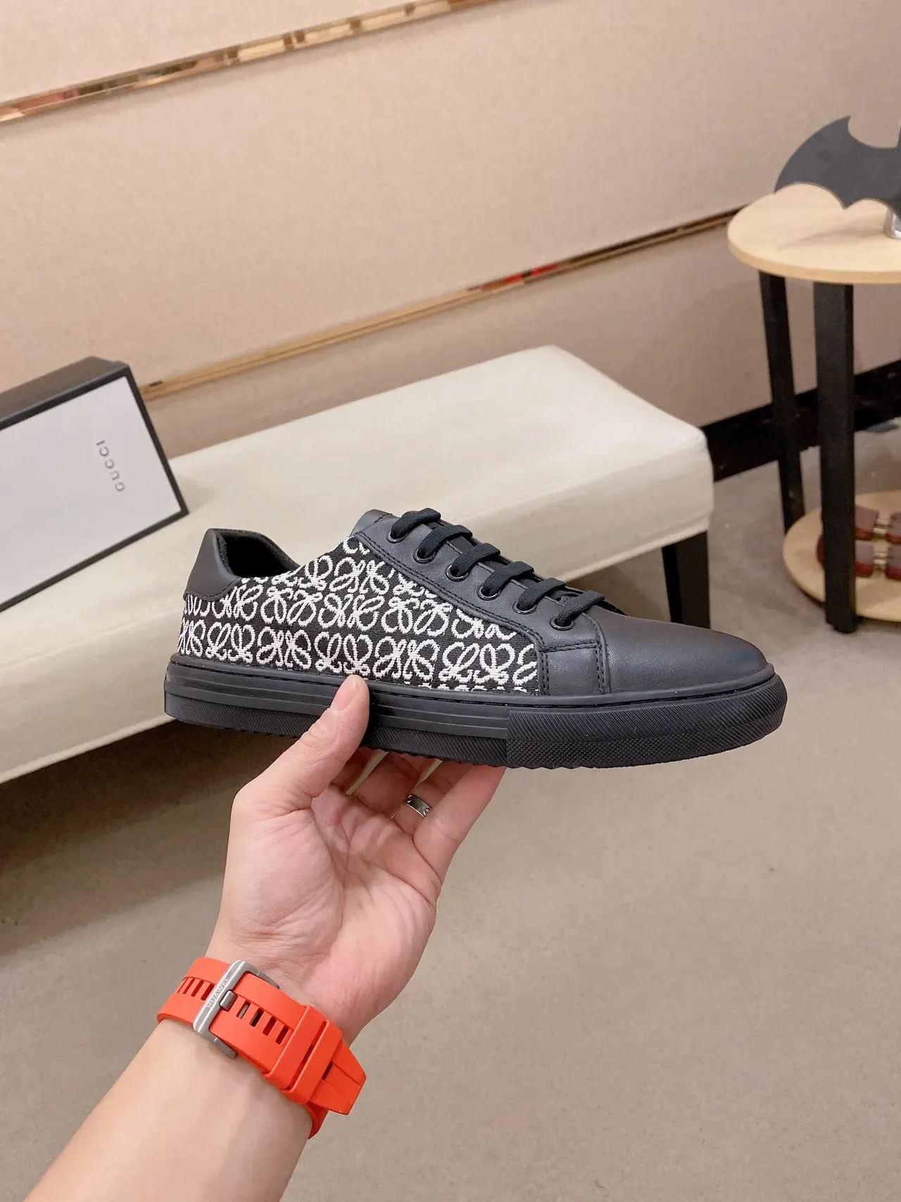 Loewe Flow Runner Black and White Anagram Print حذاء أسلوب حياة 5